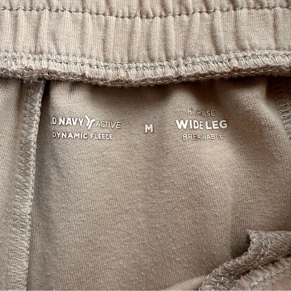 Old Navy Women's Dynamic Fleece High Waist Wide Leg Cargo Sweatpants. Medium. - Picture 4 of 7